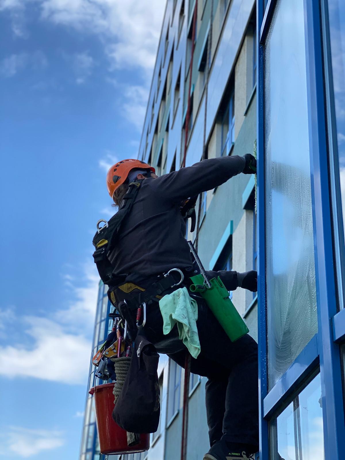 Fensterreinigung mit Kletterarbeiten im Industriepark in berlin