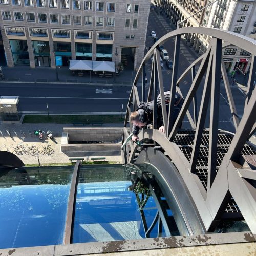 Fensterreinigung auf Dach in Berlin von Glasreinigung Hübner aus Schöneweide Fensterreinigung auf Dach in Berlin von Glasreinigung Hübner aus Schöneweide