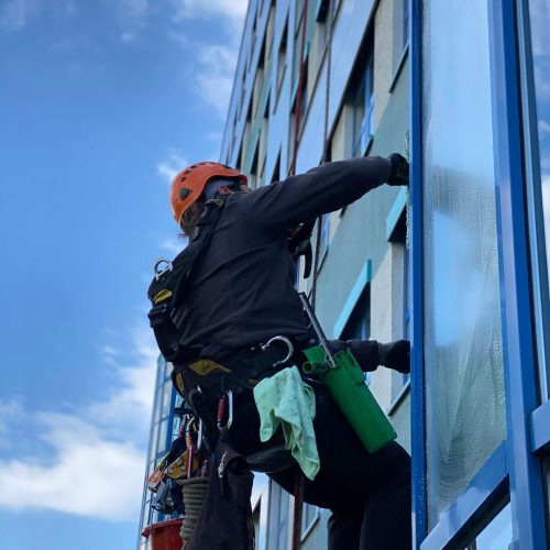 Fensterreinigung mit Kletterarbeiten im Industriepark in berlin Fensterreinigung mit Kletterarbeiten im Industriepark in berlin